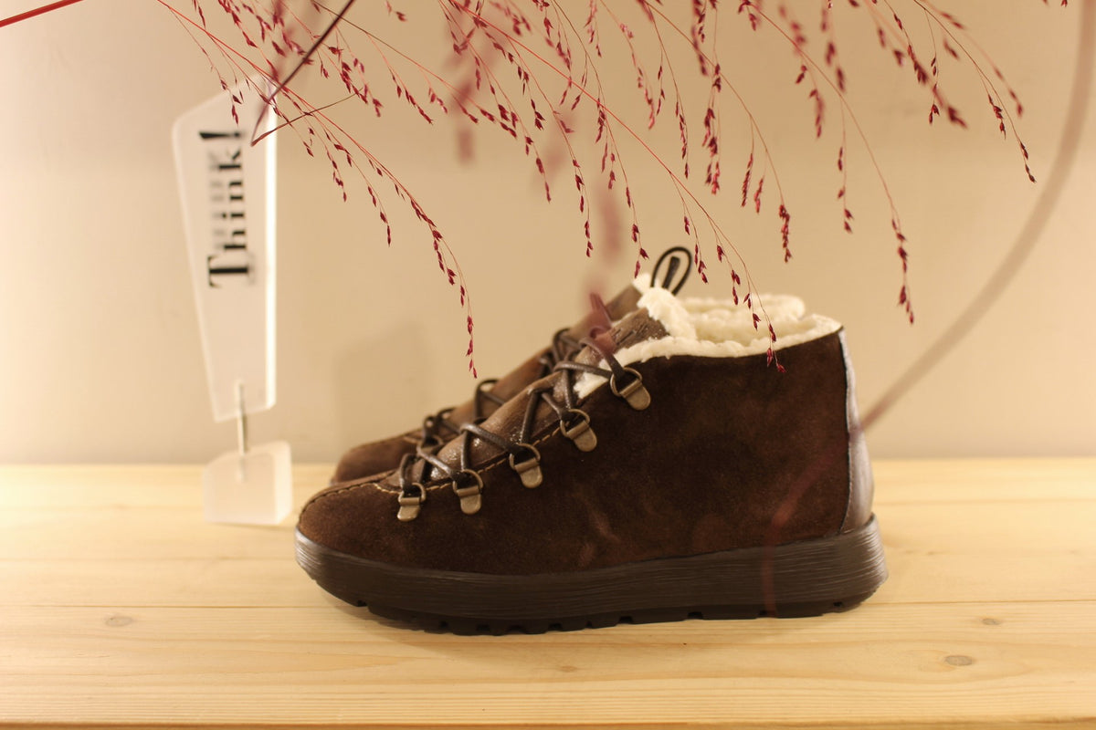 Boots THINK en cuir velours de couleur chocolat. Cuir imprimé brossé, légèrement irisé sur la languette. Chaussures doublées cuir et laine