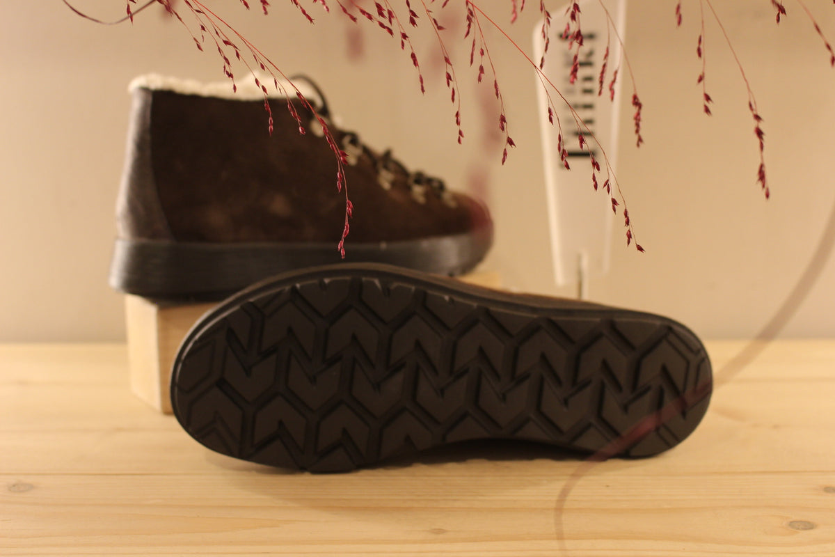 Boots THINK en cuir velours de couleur chocolat. Cuir imprimé brossé, légèrement irisé sur la languette. Chaussures doublées cuir et laine