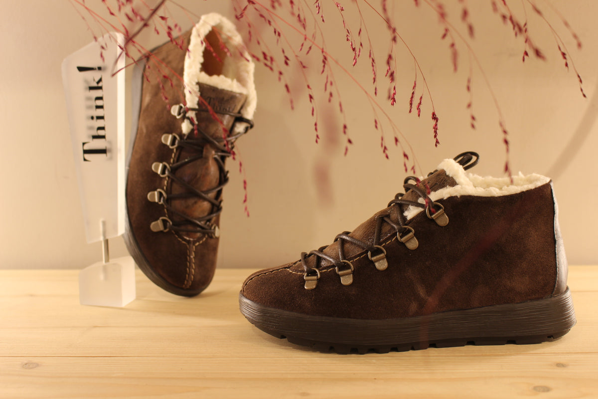 Boots THINK en cuir velours de couleur chocolat. Cuir imprimé brossé, légèrement irisé sur la languette. Chaussures doublées cuir et laine