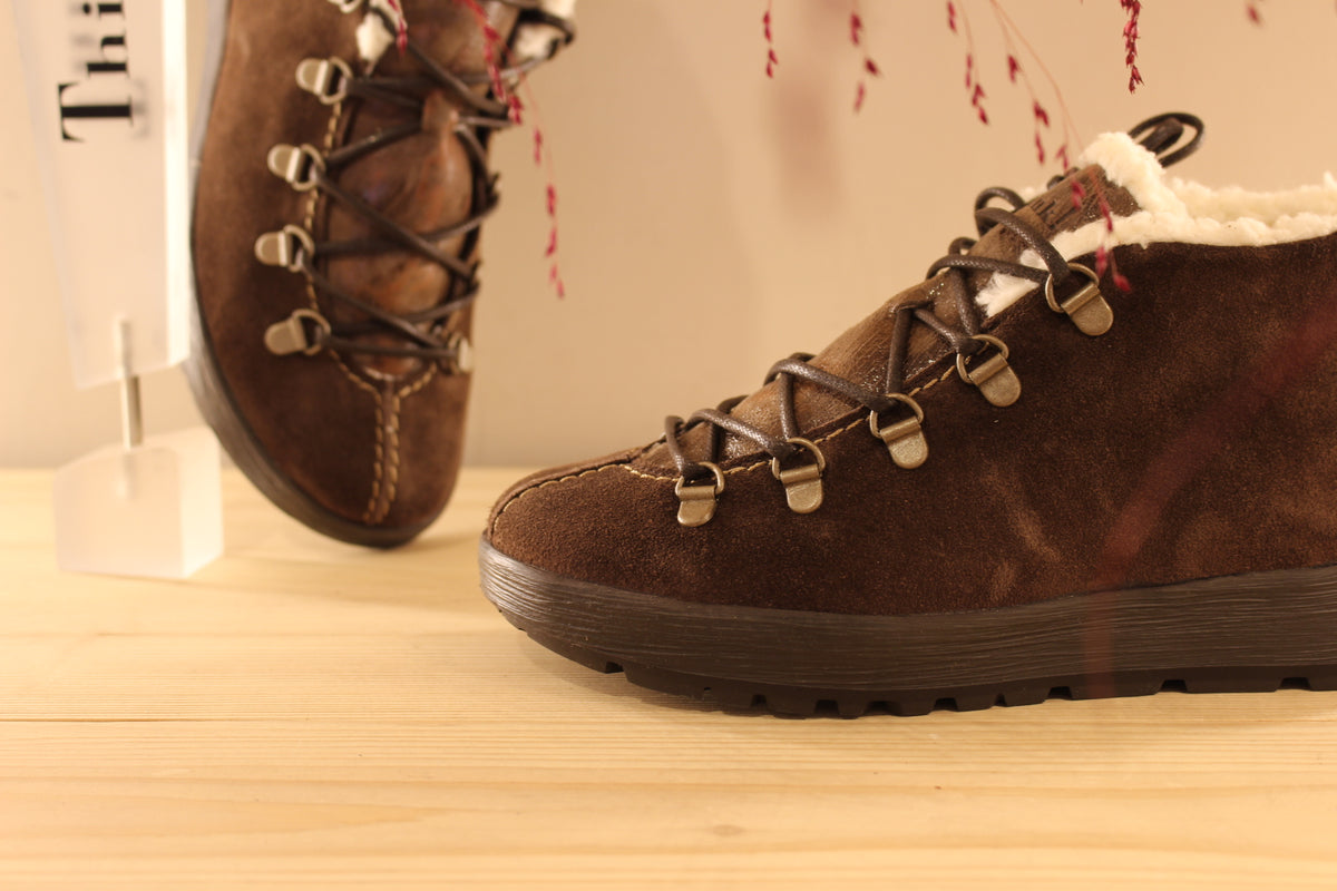Boots THINK en cuir velours de couleur chocolat. Cuir imprimé brossé, légèrement irisé sur la languette. Chaussures doublées cuir et laine