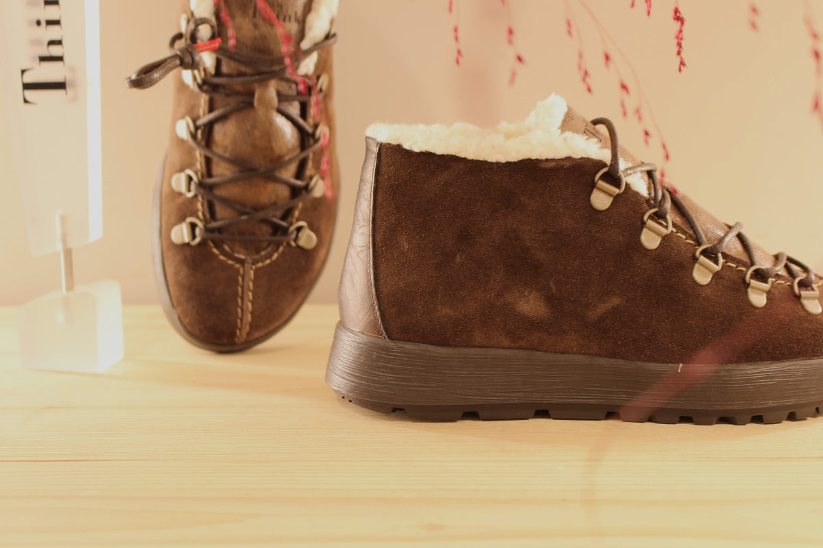 Boots THINK en cuir velours de couleur chocolat. Cuir imprimé brossé, légèrement irisé sur la languette. Chaussures doublées cuir et laine