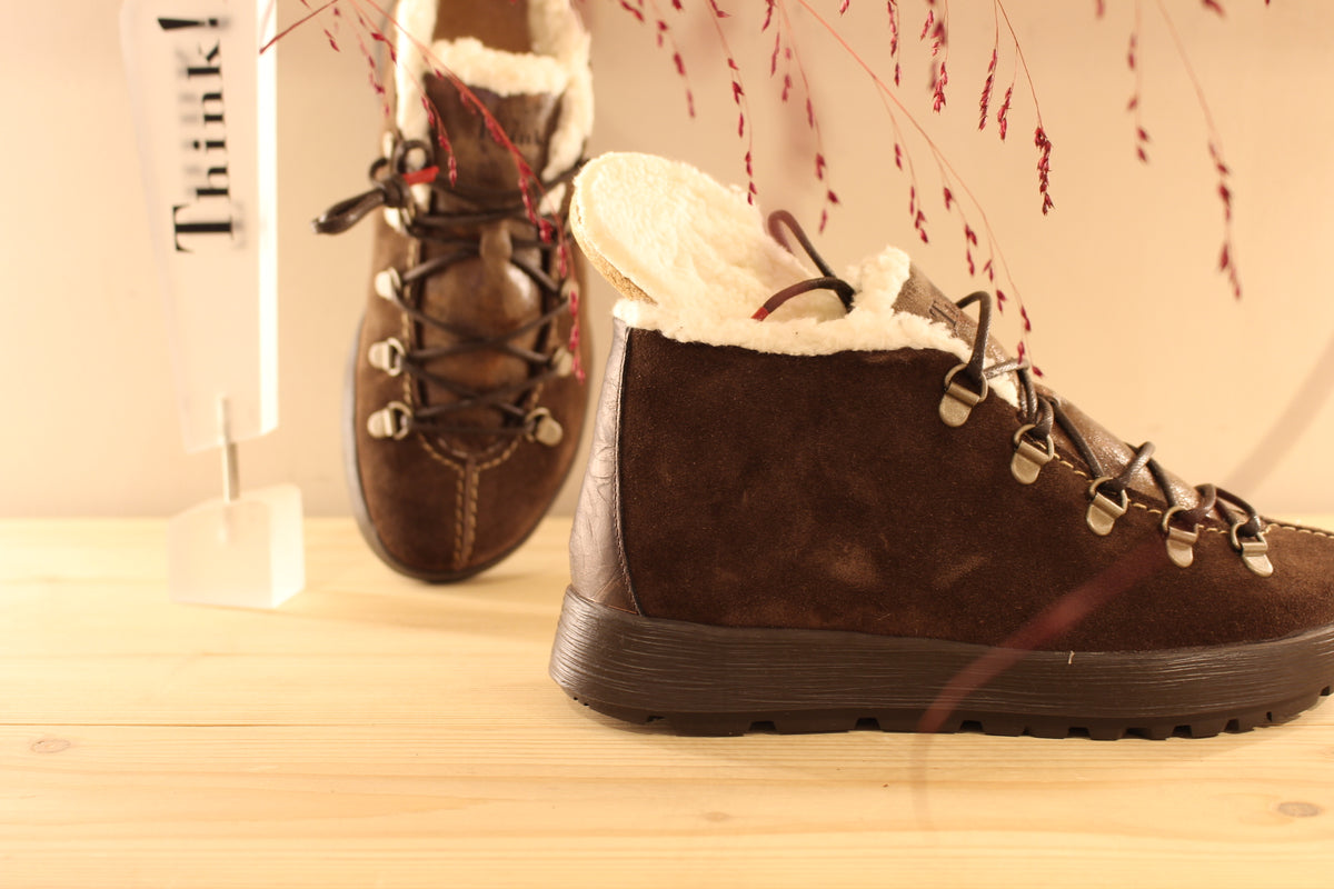 Boots THINK en cuir velours de couleur chocolat. Cuir imprimé brossé, légèrement irisé sur la languette. Chaussures doublées cuir et laine