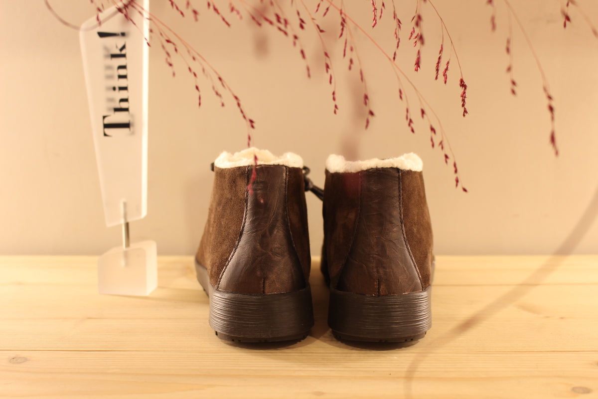 Boots THINK en cuir velours de couleur chocolat. Cuir imprimé brossé, légèrement irisé sur la languette. Chaussures doublées cuir et laine