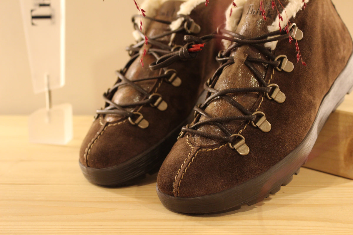 Boots THINK en cuir velours de couleur chocolat. Cuir imprimé brossé, légèrement irisé sur la languette. Chaussures doublées cuir et laine