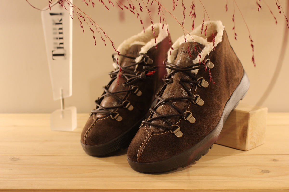 Boots THINK en cuir velours de couleur chocolat. Cuir imprimé brossé, légèrement irisé sur la languette. Chaussures doublées cuir et laine