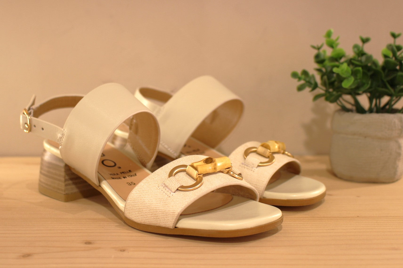 Sandales italiennes, REPO en cuir imprimé de couleur ivoire. Jolie boucle déco sur bride avant aspect bois