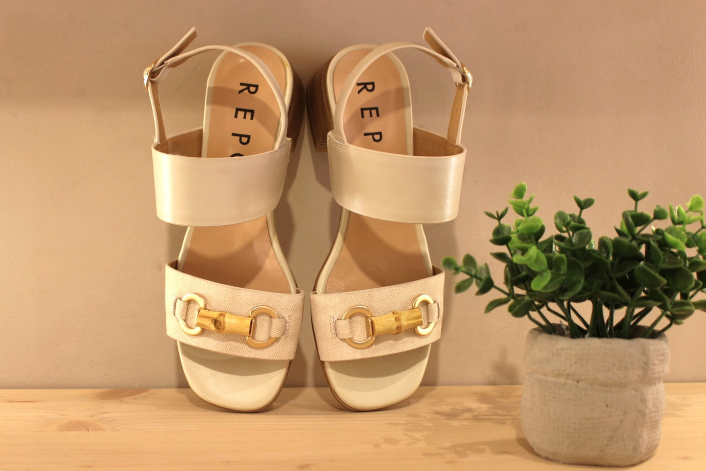 Sandales italiennes, REPO en cuir imprimé de couleur ivoire. Jolie boucle déco sur bride avant aspect bois