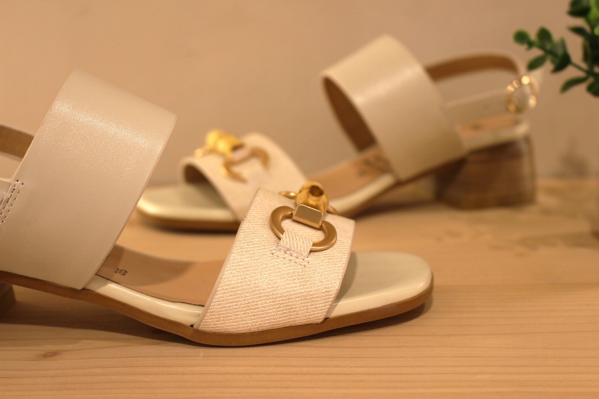 Sandales italiennes, REPO en cuir imprimé de couleur ivoire. Jolie boucle déco sur bride avant aspect bois