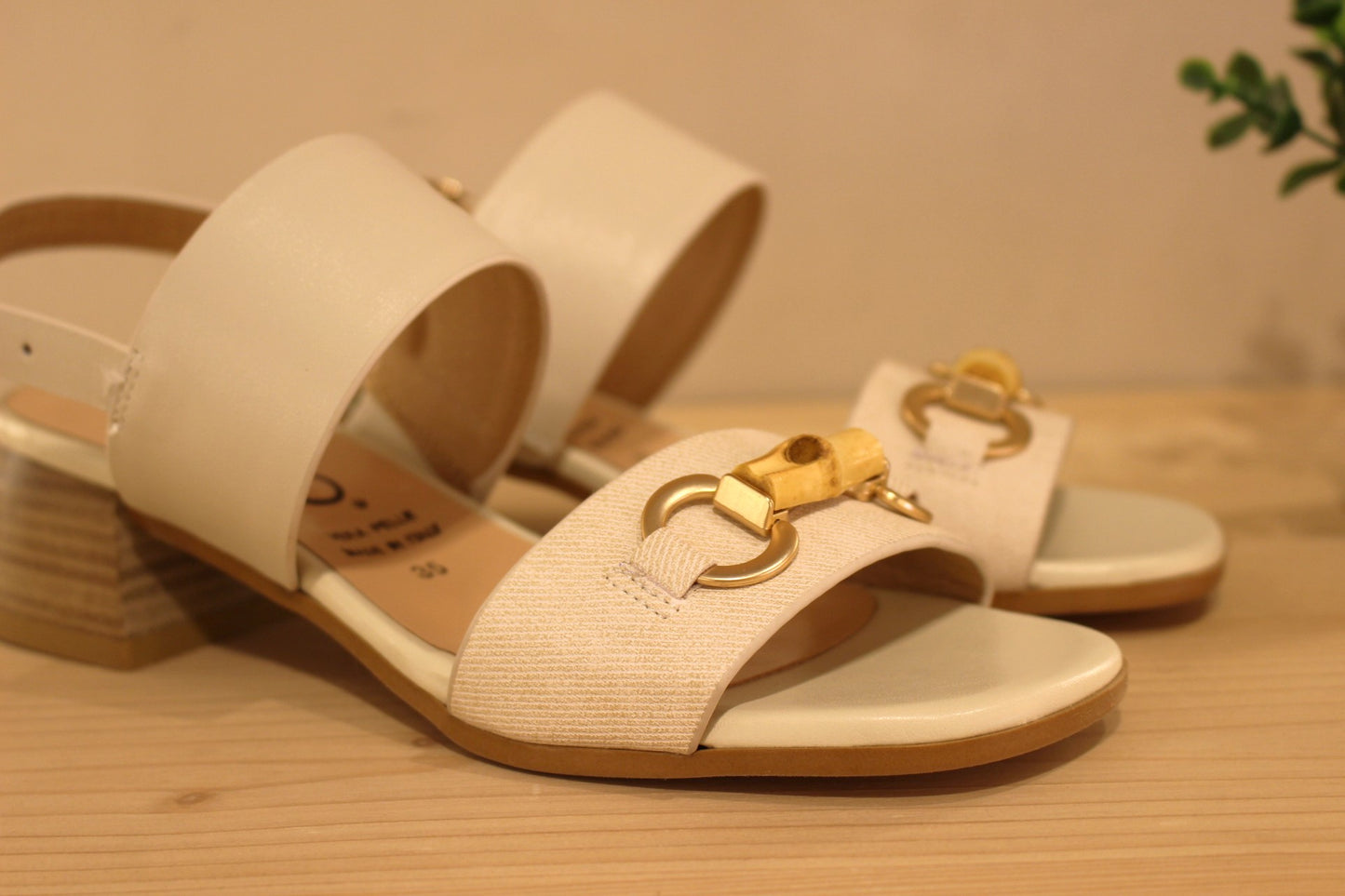 Sandales italiennes, REPO en cuir imprimé de couleur ivoire. Jolie boucle déco sur bride avant aspect bois