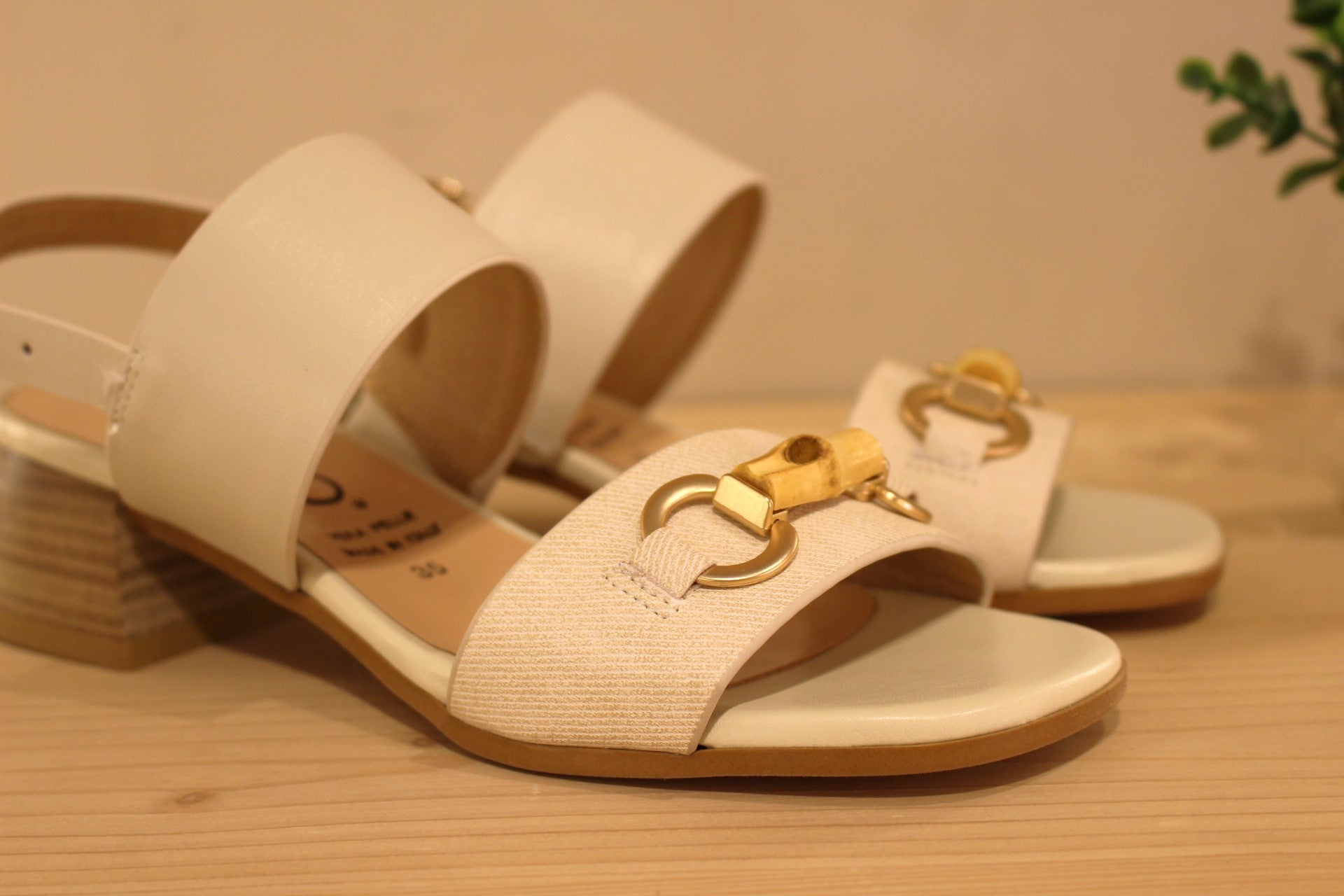 Sandales italiennes, REPO en cuir imprimé de couleur ivoire. Jolie boucle déco sur bride avant aspect bois