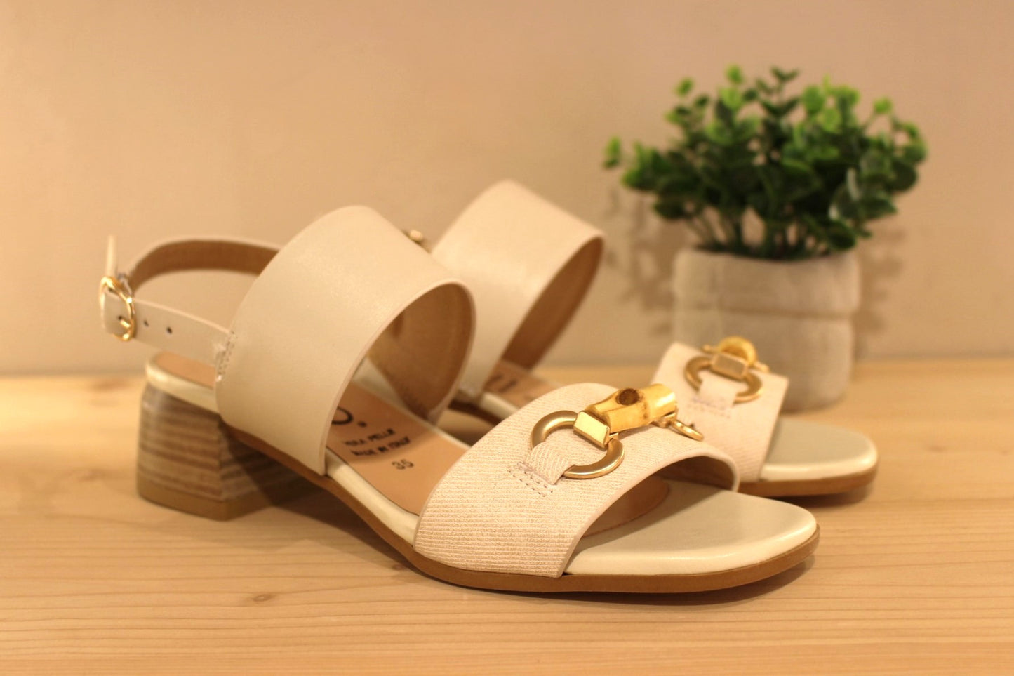 Sandales italiennes, REPO en cuir imprimé de couleur ivoire. Jolie boucle déco sur bride avant aspect bois