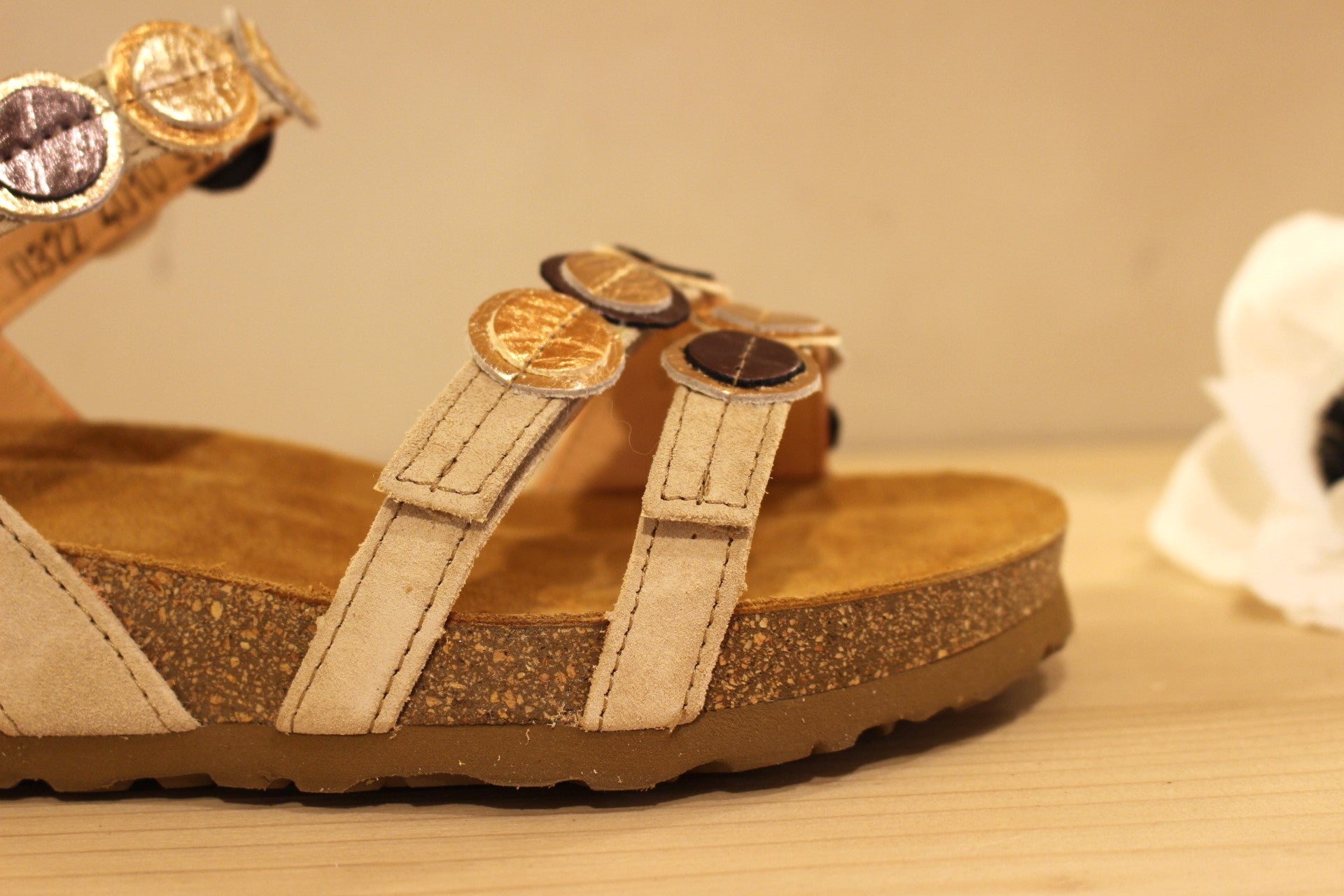Sandale cuir velours beige semelle anatomique et serrage scratch THINK