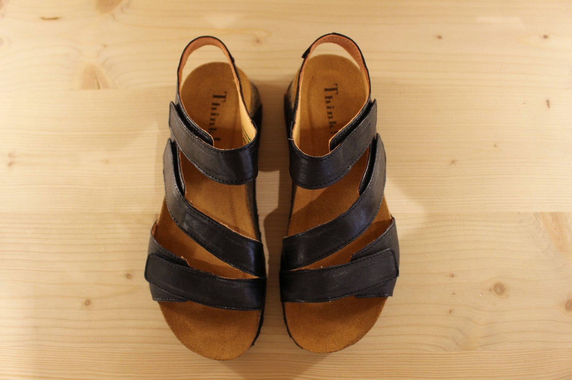 Sandales en cuir noir avec trois scratcs semelle anatomique et liège THINK