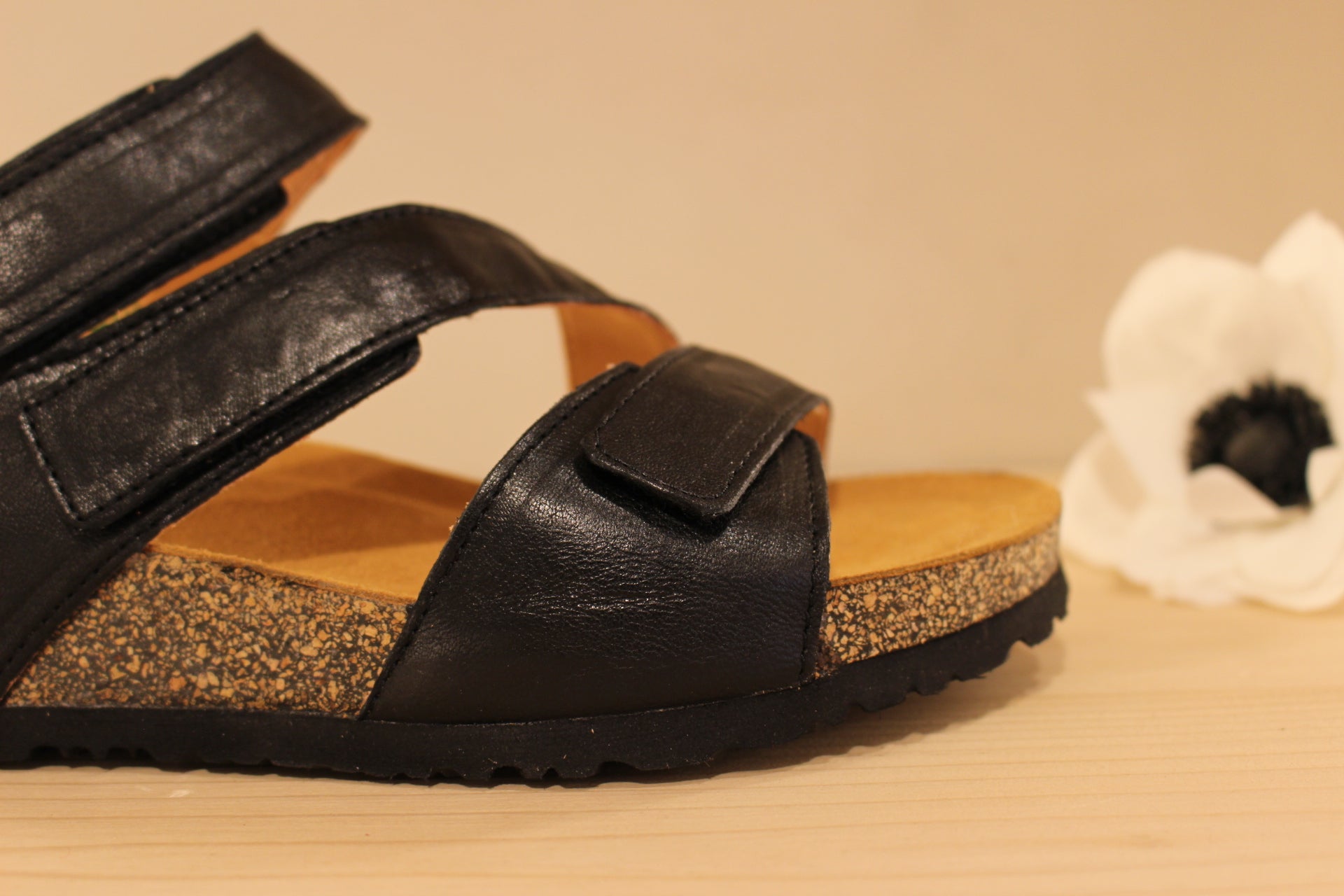 Sandales en cuir noir avec trois scratcs semelle anatomique et liège THINK