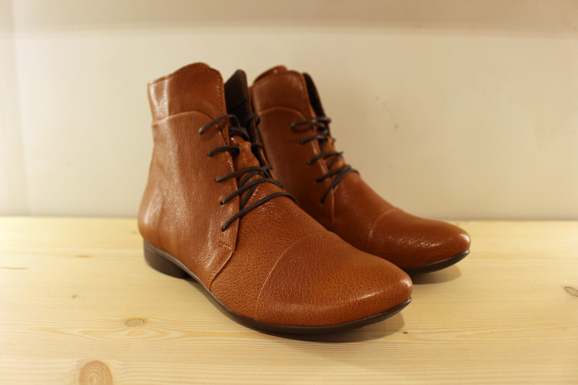 Bottines cuir de couleur cognac avec serrage zip et lacets THINK