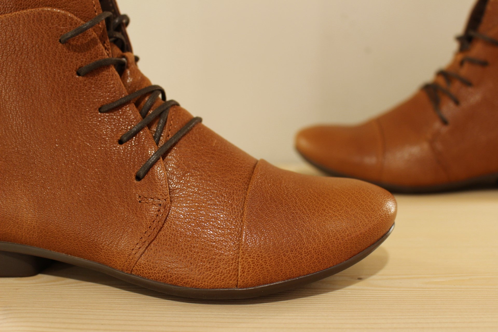 Bottines cuir de couleur cognac avec serrage zip et lacets THINK
