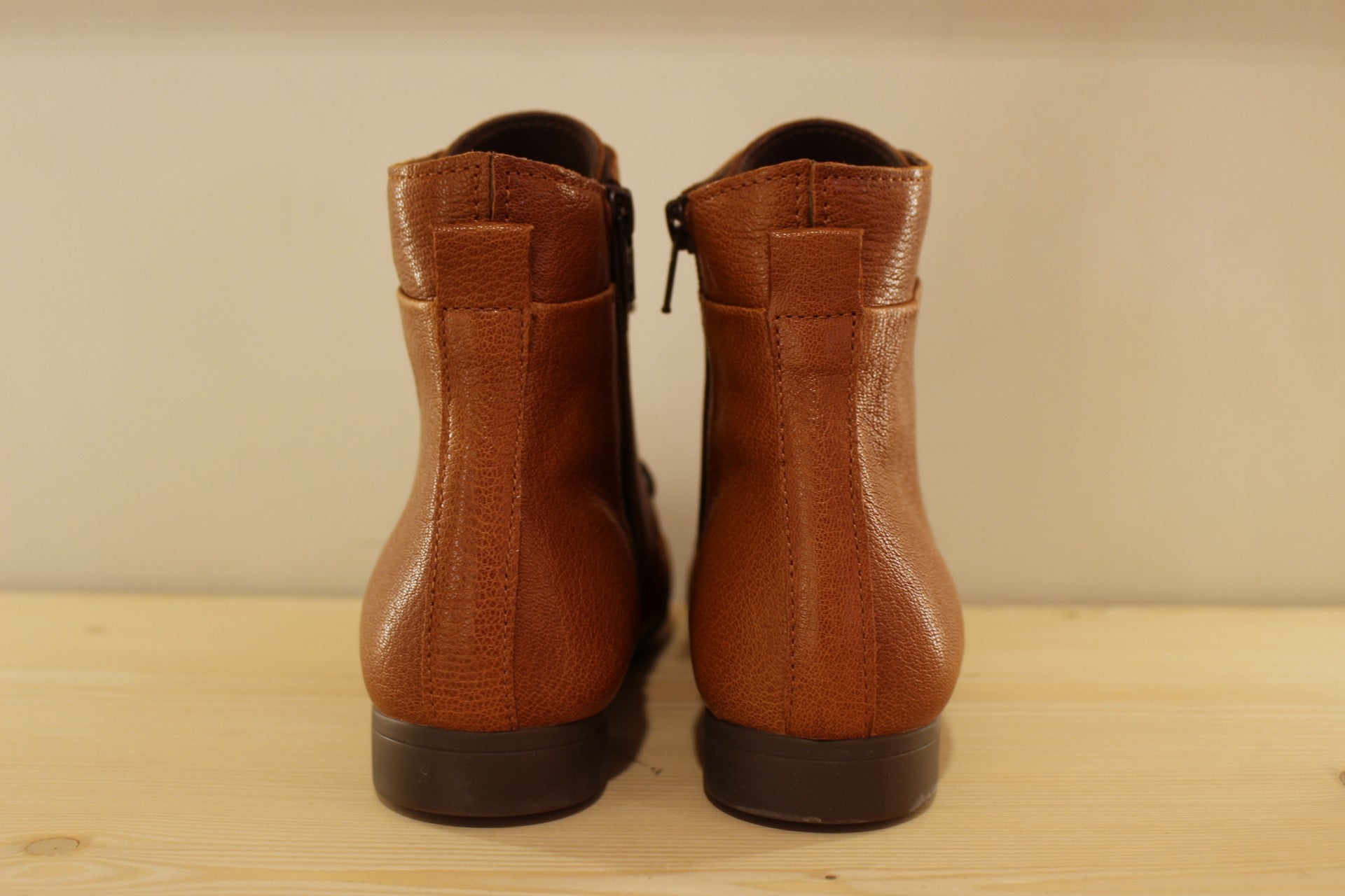 Bottines cuir de couleur cognac avec serrage zip et lacets THINK