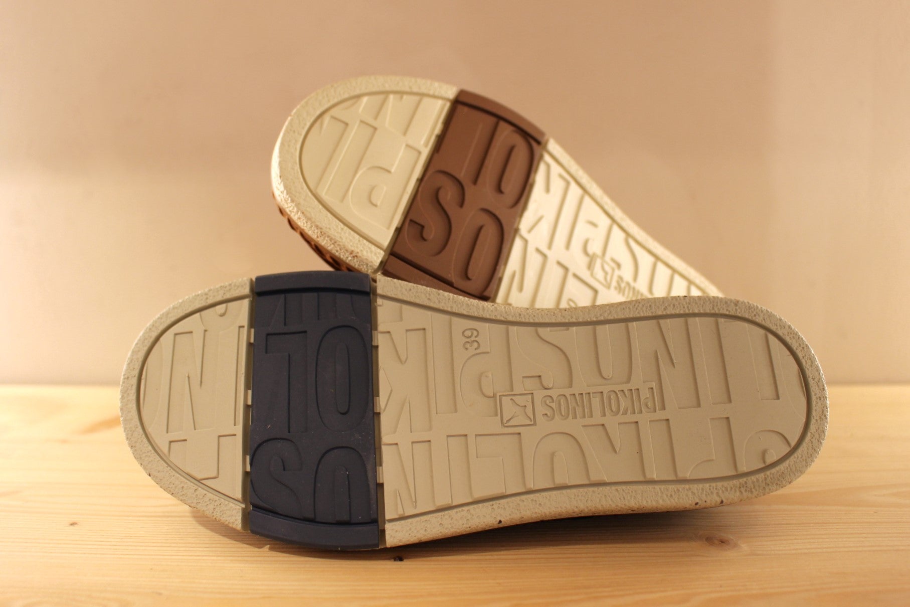 Derby sport chic en cuir de couleur marron ou de couleur bleue PIKOLINOS