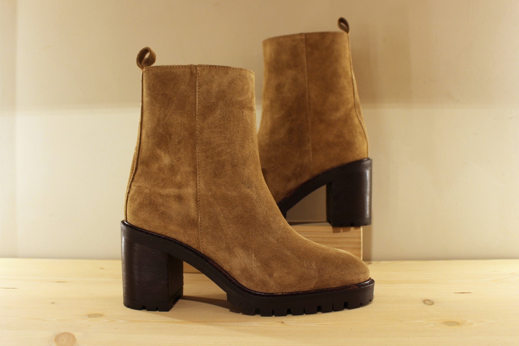 Bottine à talon en cuir velours taupe  ALPE