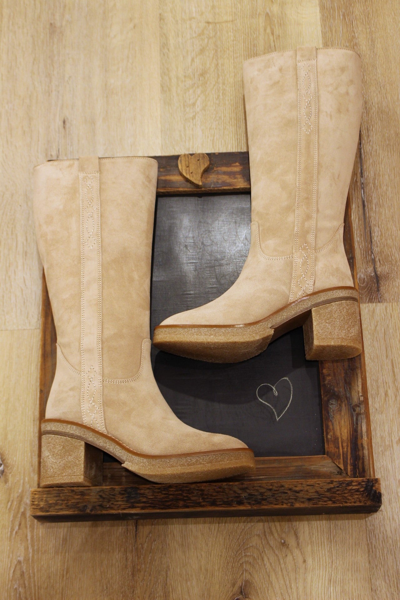  Bottes en cuir velours de couleur ficelle (beige clair). Bottes doublées cuir et suédine. Tige de 35 cm. Elastique d'aisance sur la tige. Zip du côté interne. Semelle en gomme aspect crêpe de 2 cm. 