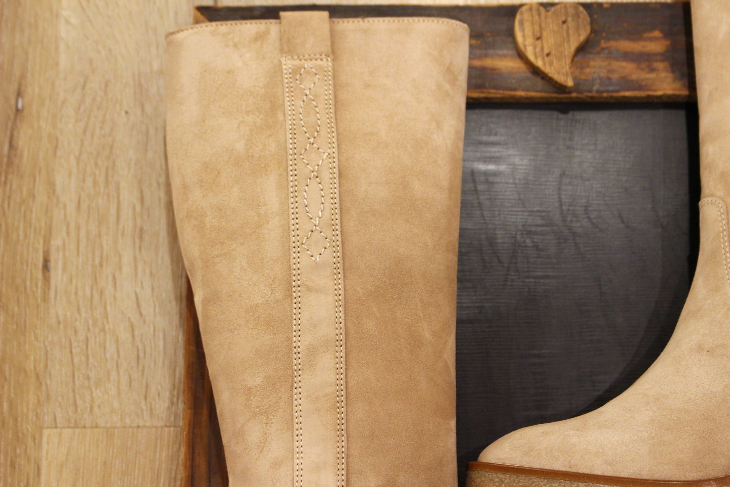  Bottes en cuir velours de couleur ficelle (beige clair). Bottes doublées cuir et suédine. Tige de 35 cm. Elastique d'aisance sur la tige. Zip du côté interne. Semelle en gomme aspect crêpe de 2 cm. 