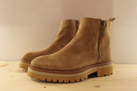 Bottines en croûte de cuir de couleur marron taupe. Serrage zip coté interne ton sur ton. Zip du côté externe décoratif.