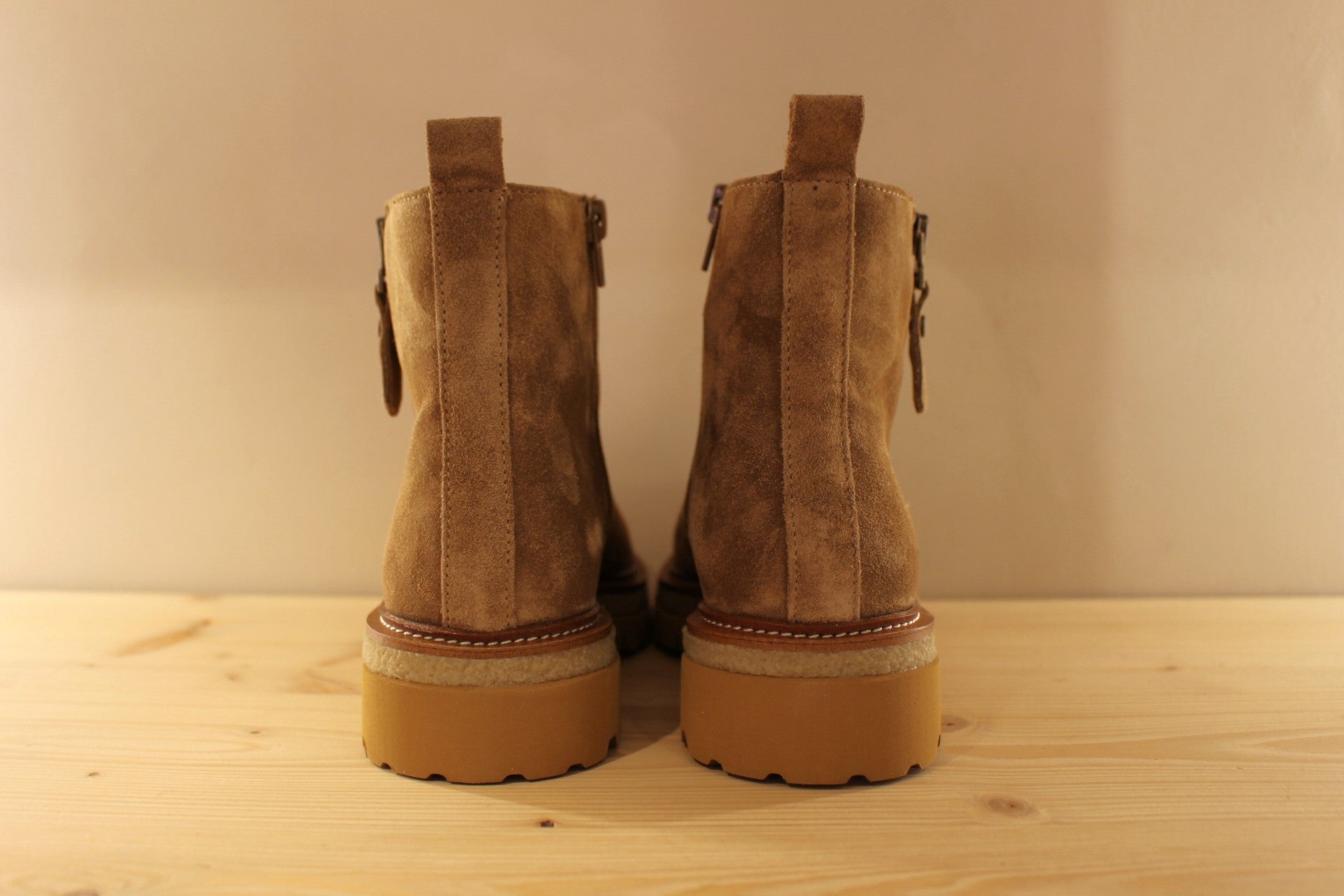 Bottines en croûte de cuir de couleur marron taupe. Serrage zip coté interne ton sur ton. Zip du côté externe décoratif.