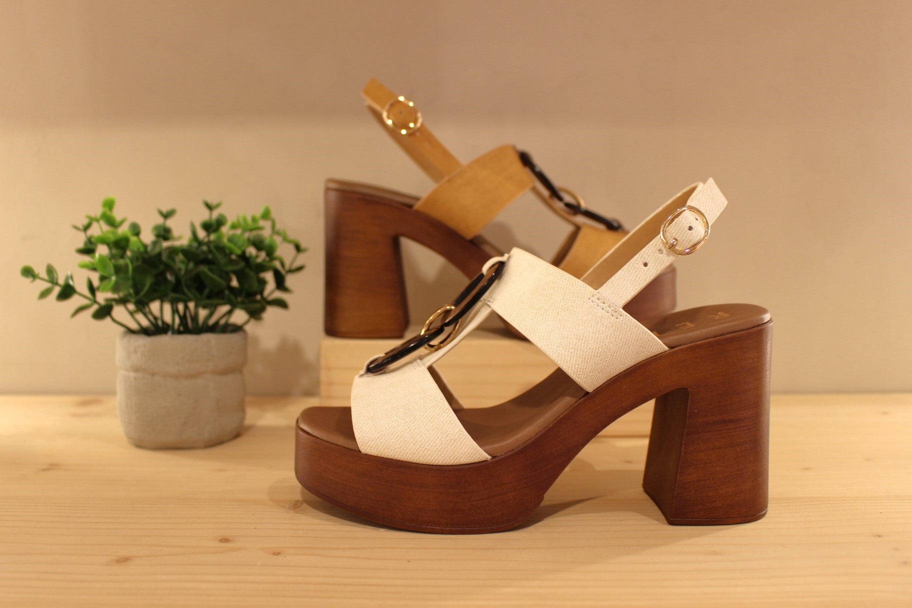 Sandales compensées en cuir imprimé, de couleur camel ou de couleur ivoire. REPO