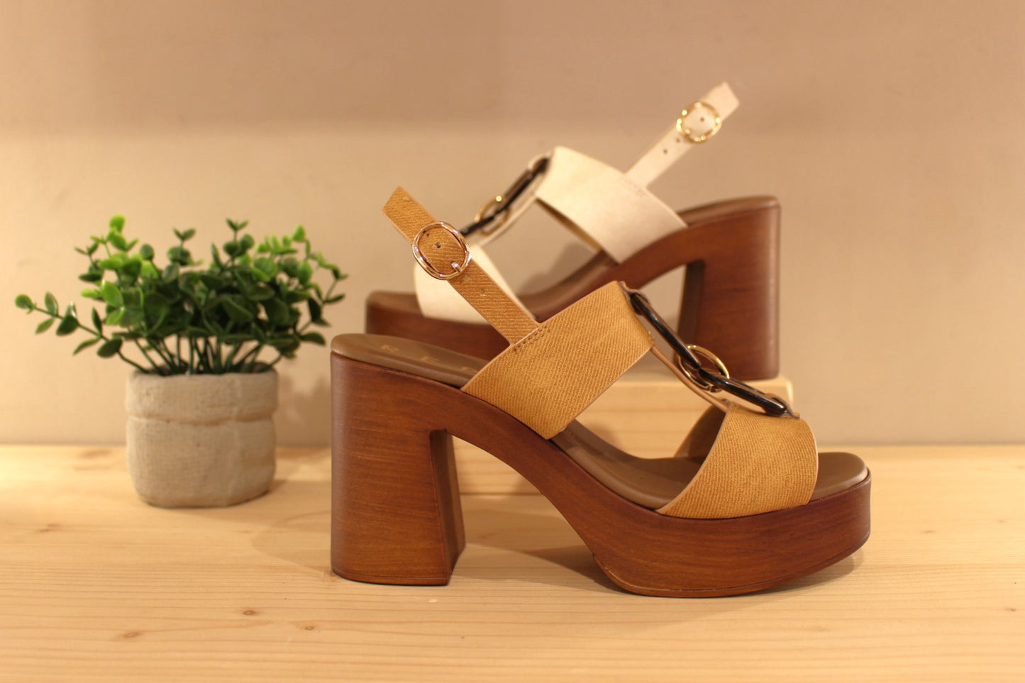 Sandales compensées en cuir imprimé, de couleur camel ou de couleur ivoire. REPO