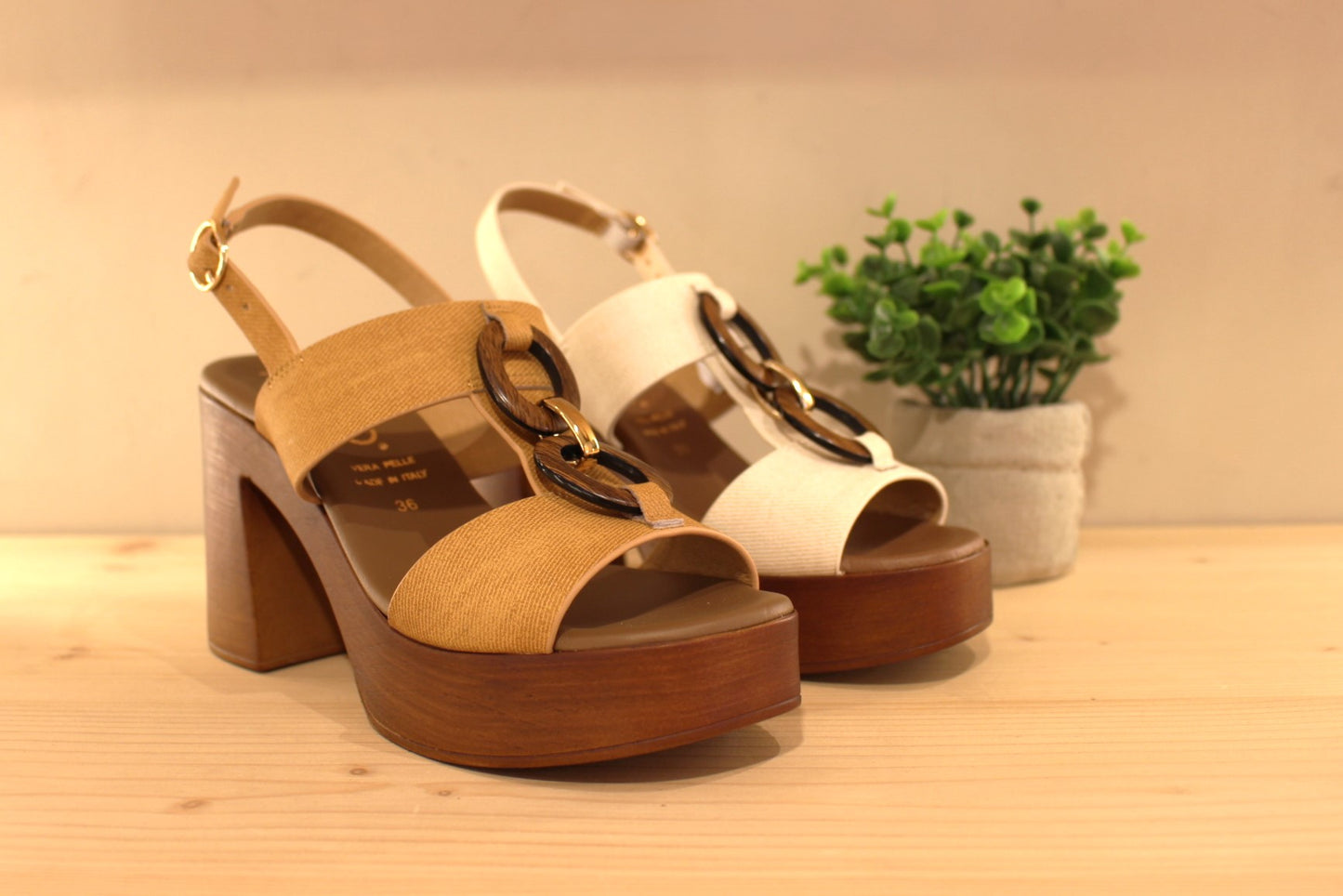 Sandales compensées en cuir imprimé, de couleur camel ou de couleur ivoire. REPO