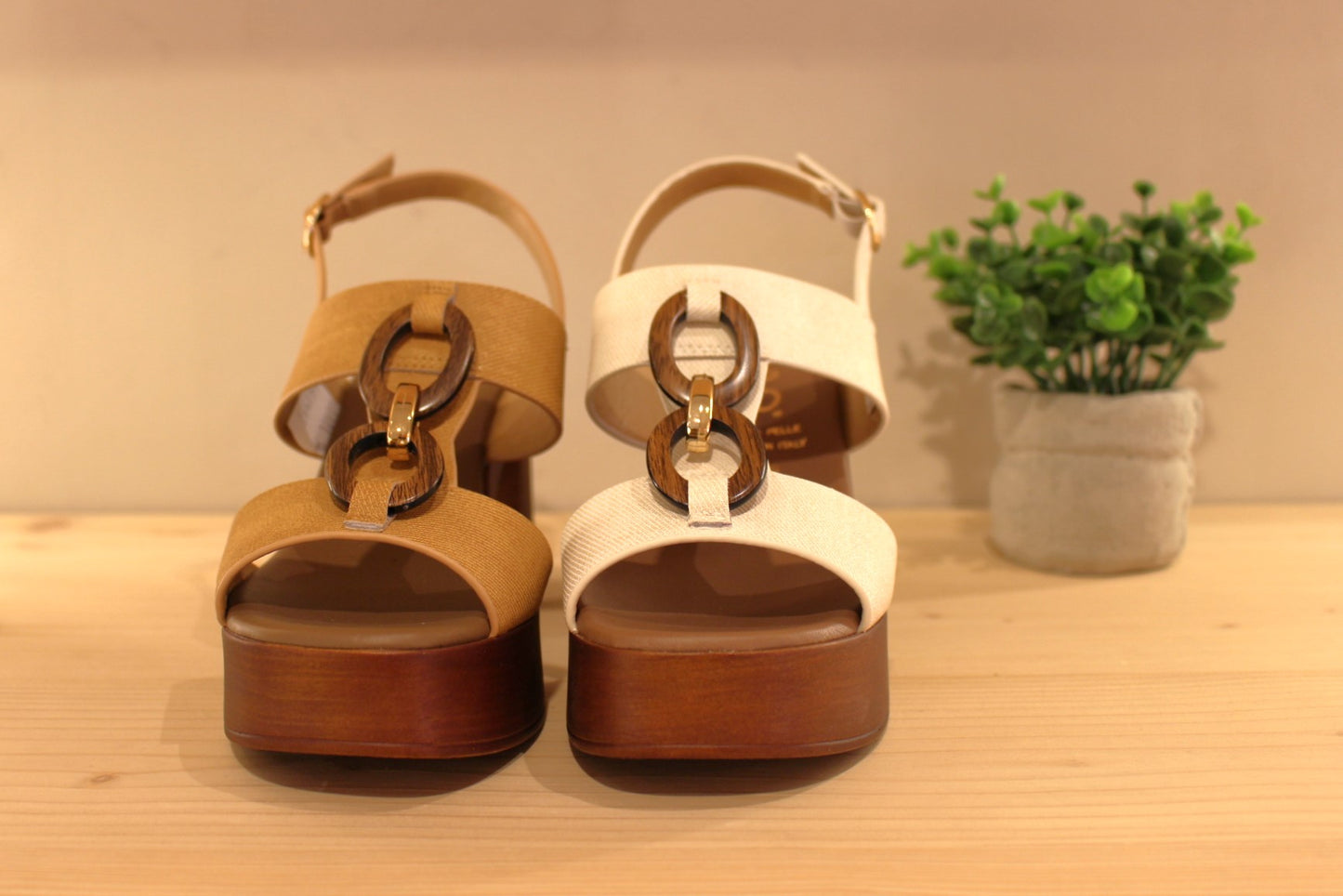 Sandales compensées en cuir imprimé, de couleur camel ou de couleur ivoire. REPO