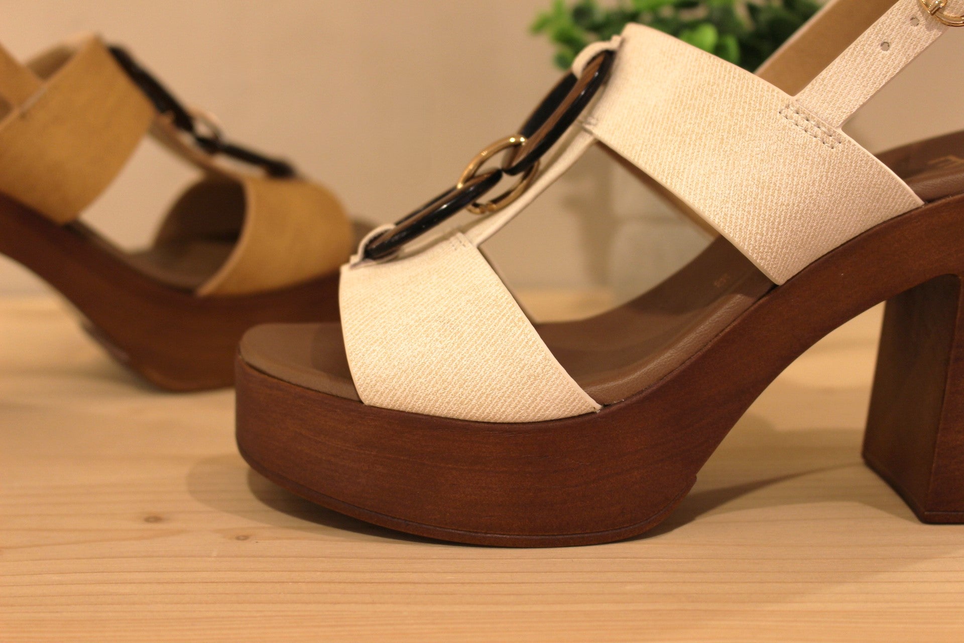 Sandales compensées en cuir imprimé, de couleur camel ou de couleur ivoire. REPO
