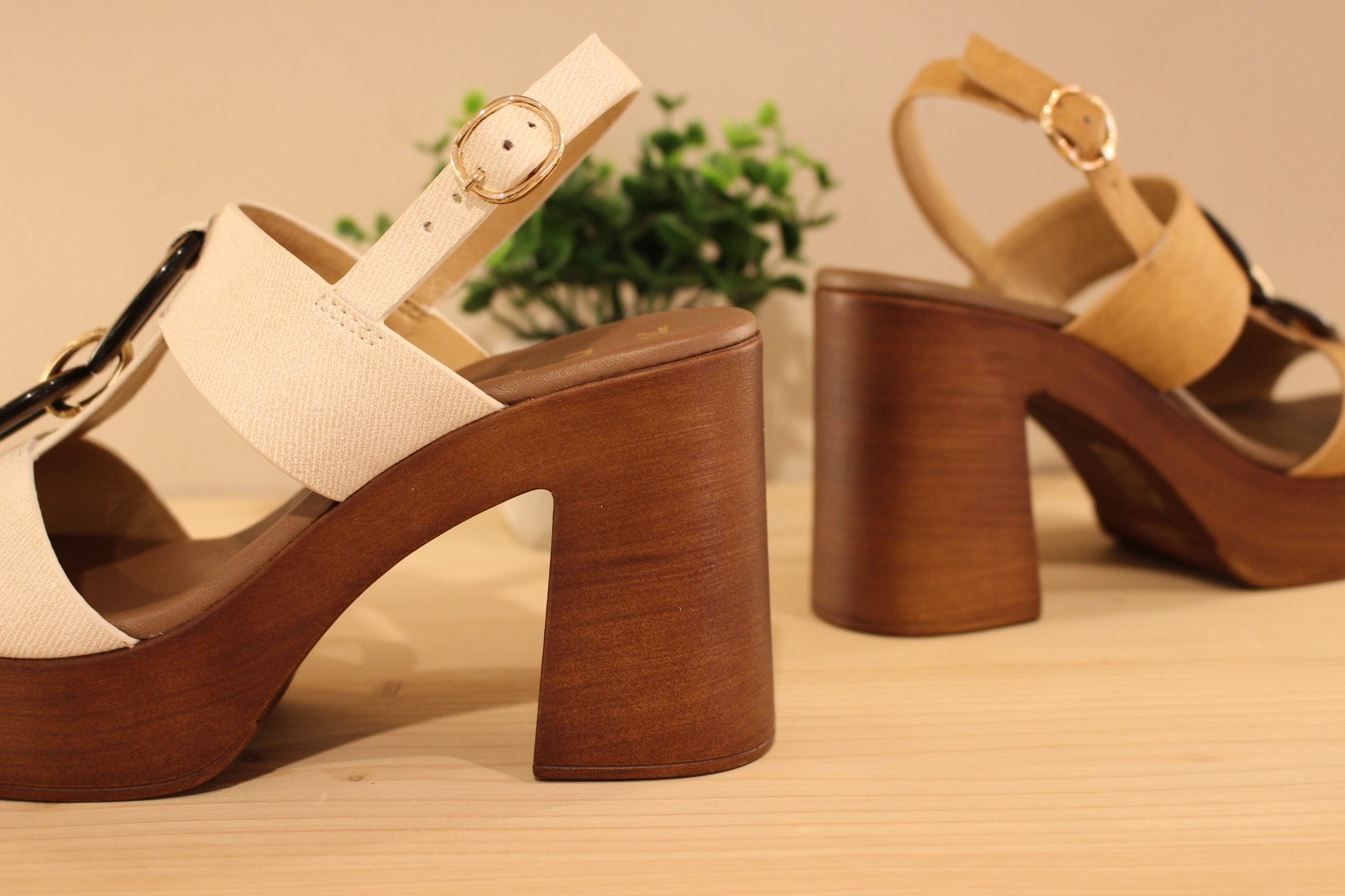 Sandales compensées en cuir imprimé, de couleur camel ou de couleur ivoire. REPO