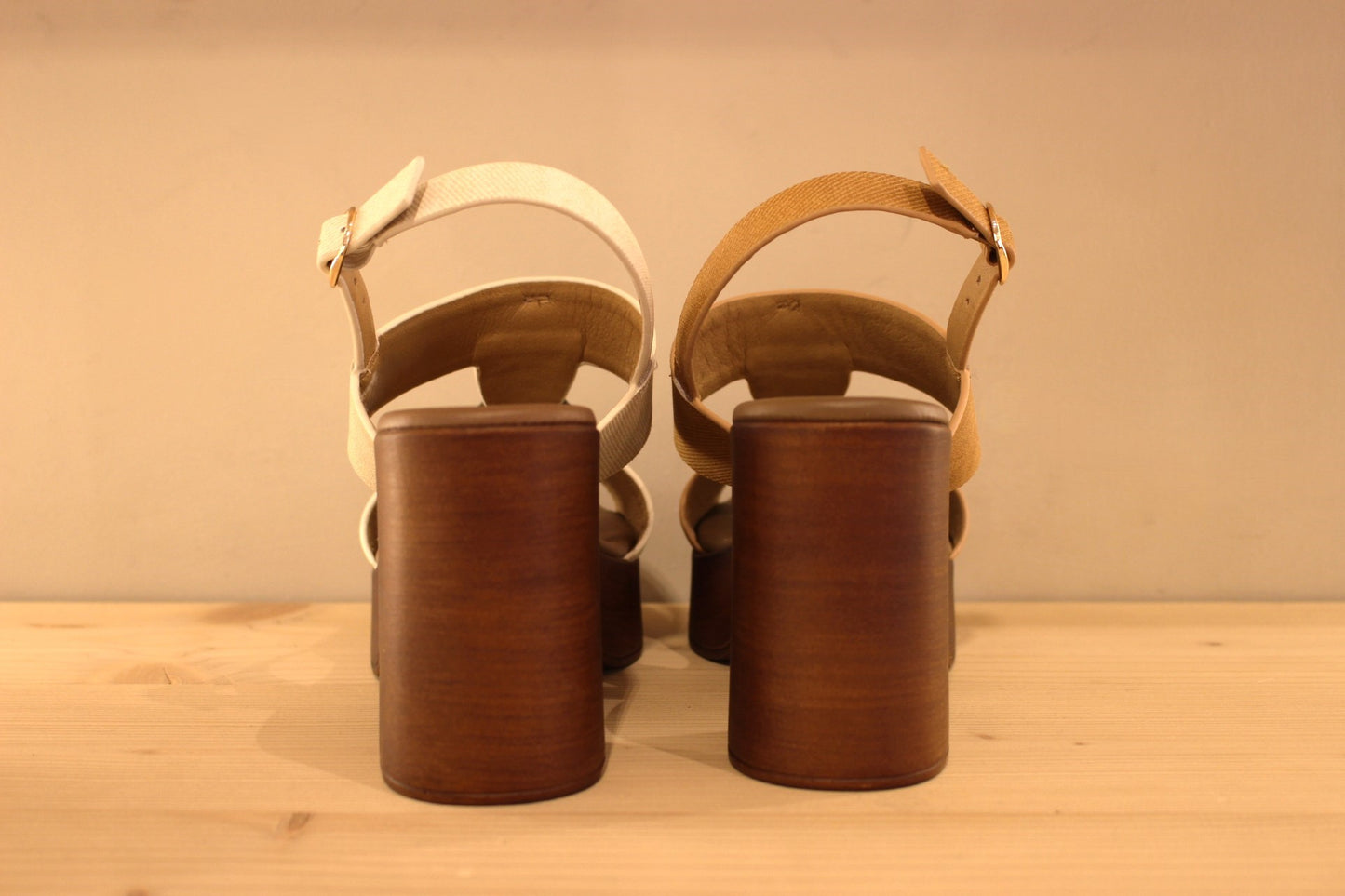 Sandales compensées en cuir imprimé, de couleur camel ou de couleur ivoire. REPO