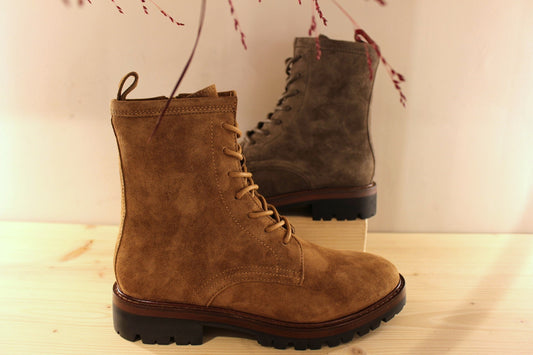Bottines Another Trend en cuir velours de couleur grise ou marron. Serrage lacets coton ton sur ton