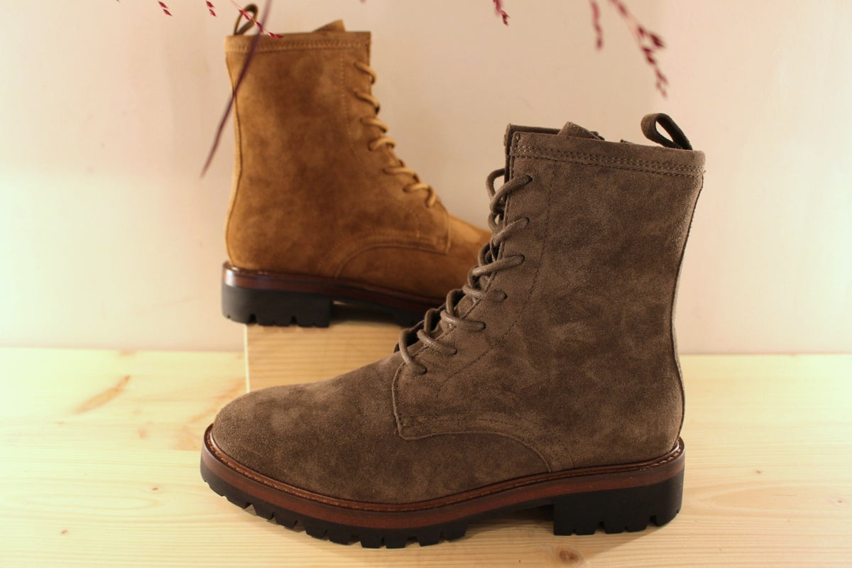 Bottines Another Trend en cuir velours de couleur grise ou marron. Serrage lacets coton ton sur ton