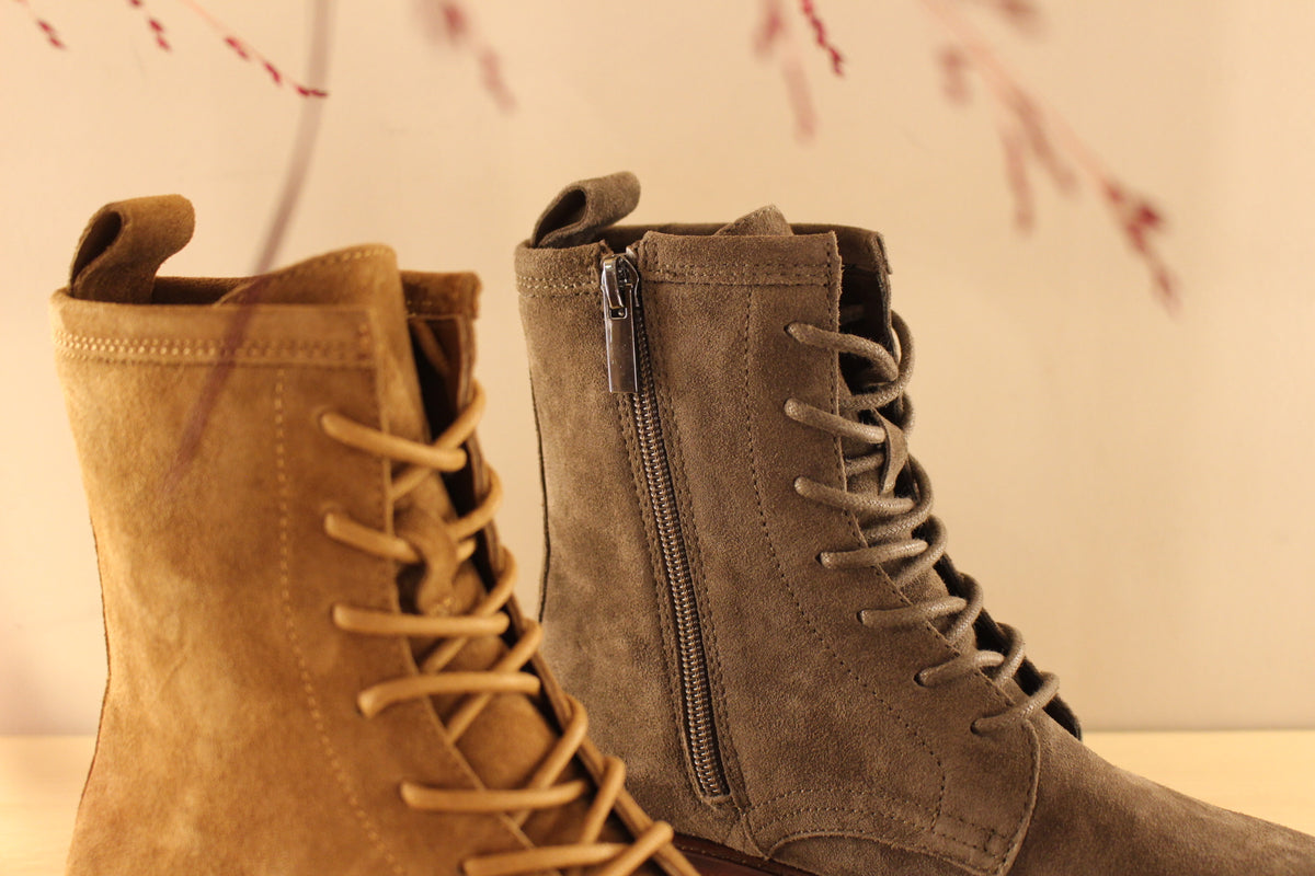 Bottines Another Trend en cuir velours de couleur grise ou marron. Serrage lacets coton ton sur ton
