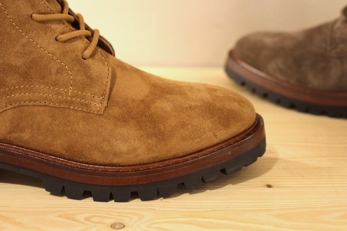 Bottines Another Trend en cuir velours de couleur grise ou marron. Serrage lacets coton ton sur ton