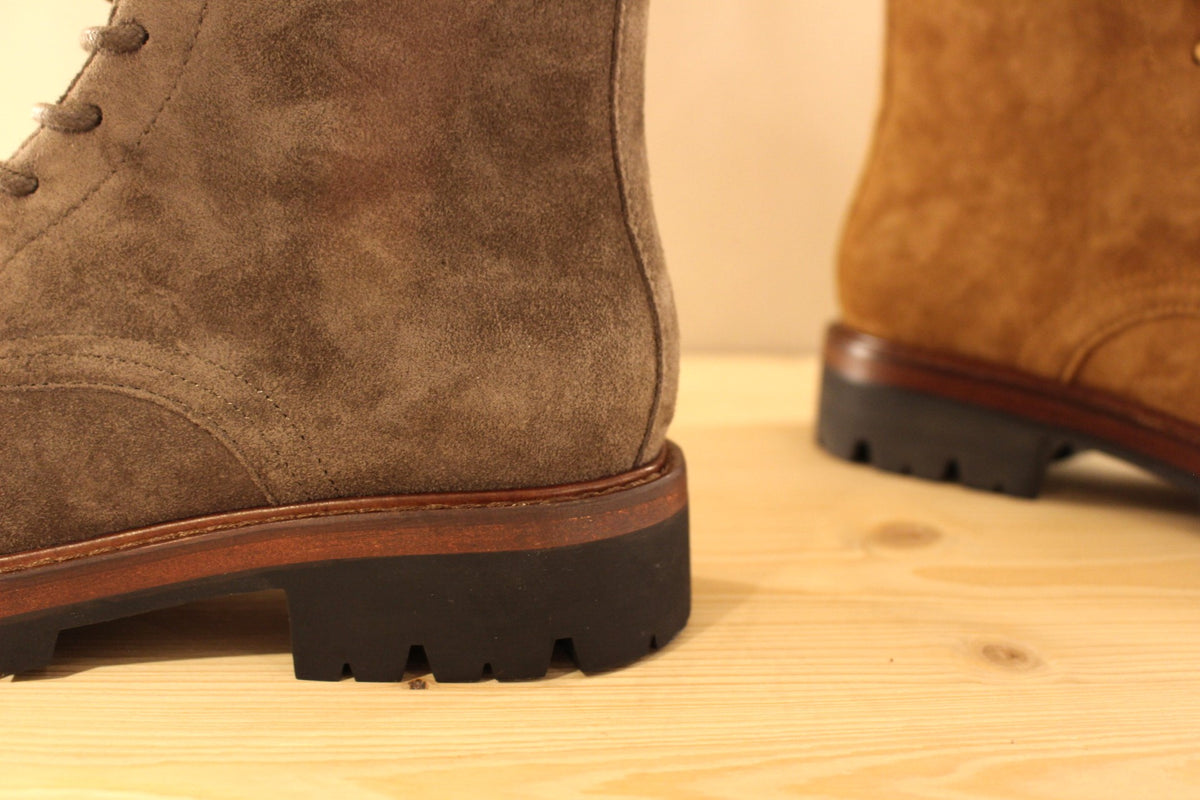 Bottines Another Trend en cuir velours de couleur grise ou marron. Serrage lacets coton ton sur ton