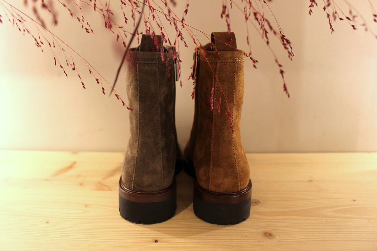 Bottines Another Trend en cuir velours de couleur grise ou marron. Serrage lacets coton ton sur ton