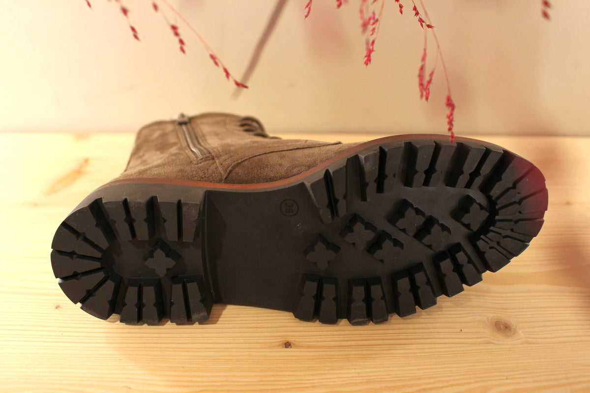 Bottines Another Trend en cuir velours de couleur grise ou marron. Serrage lacets coton ton sur ton