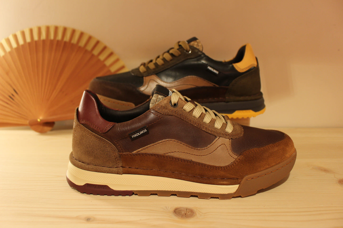 Basket homme Pikolinos en cuir de couleur marron ou de couleur noir. Cuir imprimé sur le devant.