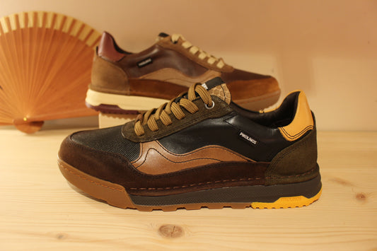 Basket homme Pikolinos en cuir de couleur marron ou de couleur noir. Cuir imprimé sur le devant.