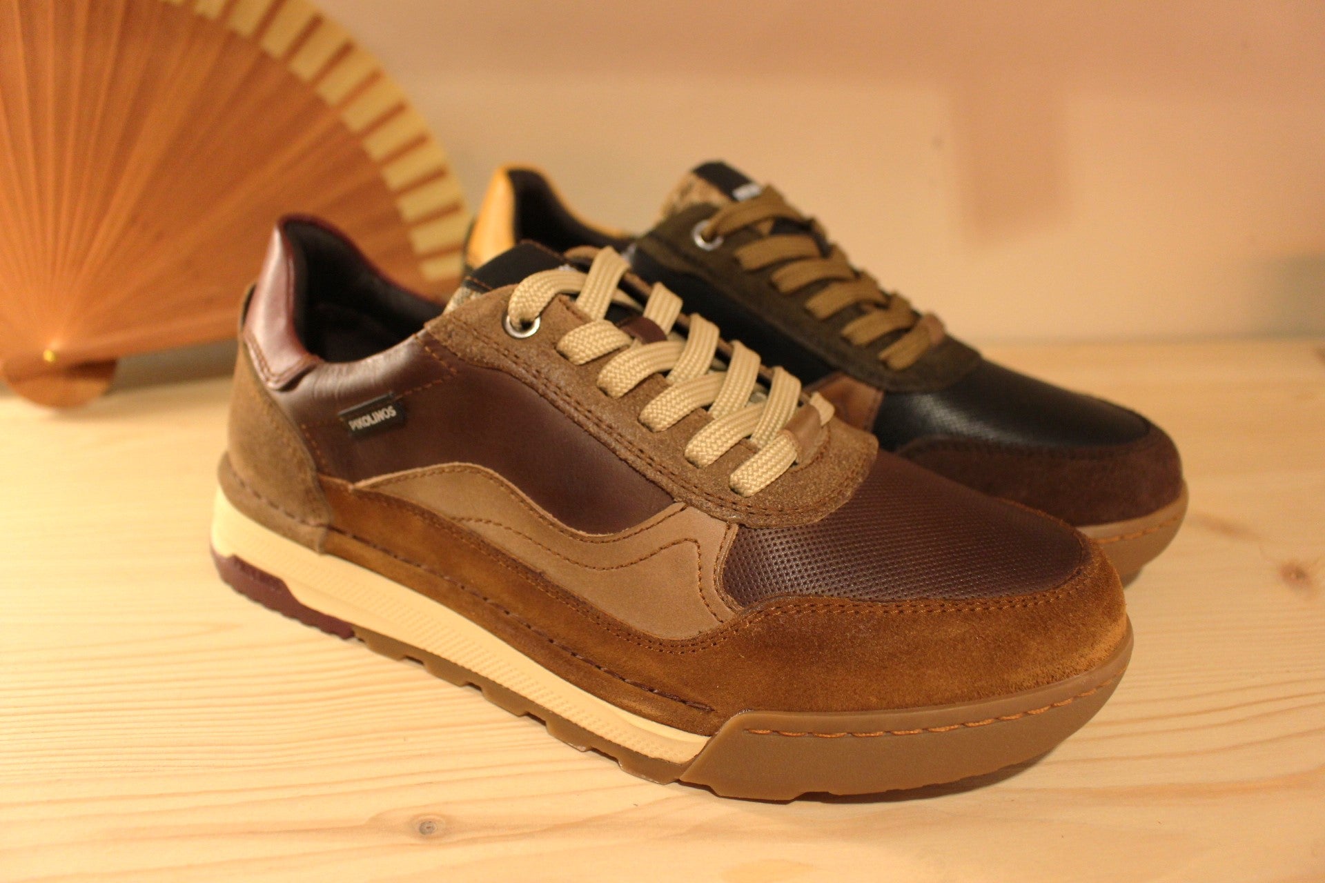 Basket homme Pikolinos en cuir de couleur marron ou de couleur noir. Cuir imprimé sur le devant.