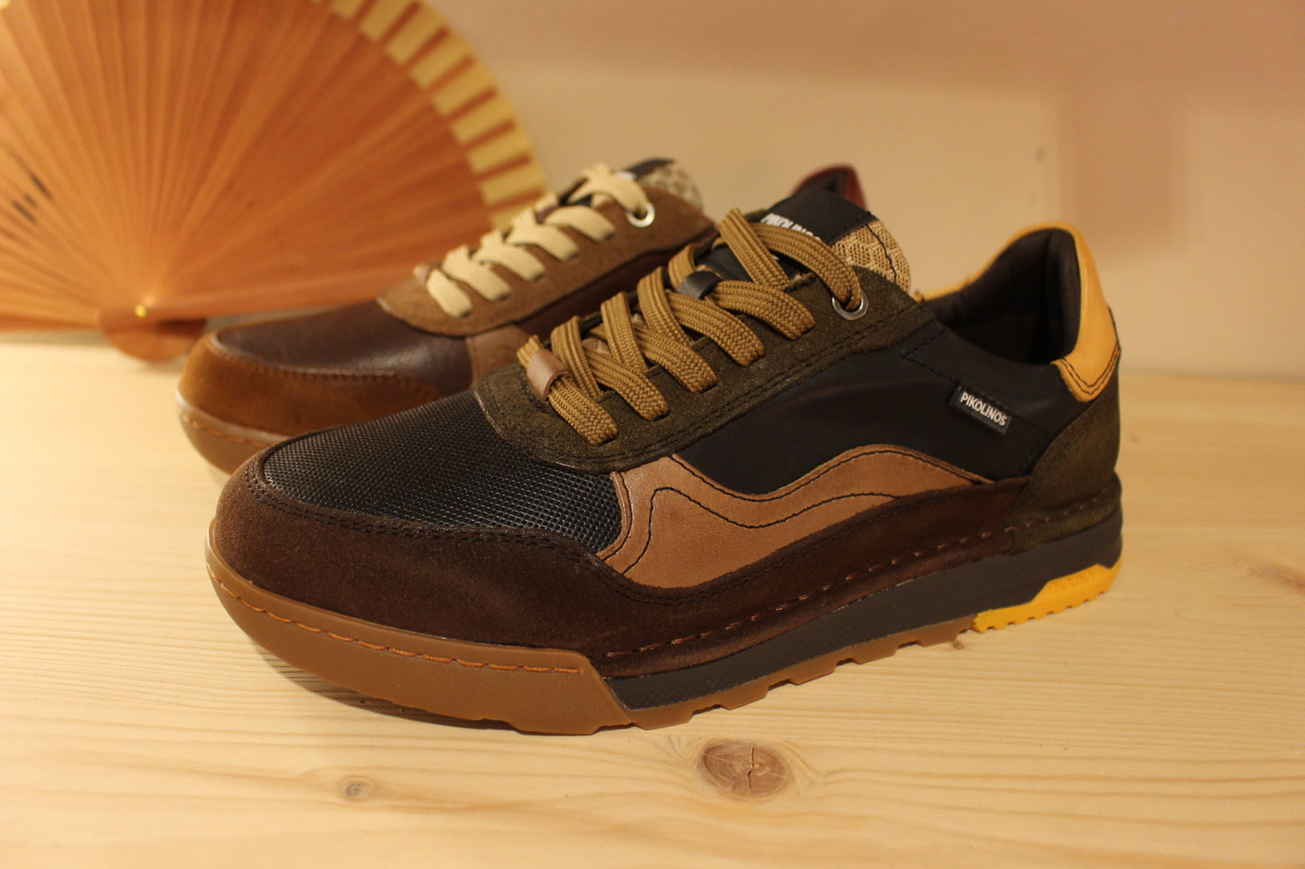 Basket homme Pikolinos en cuir de couleur marron ou de couleur noir. Cuir imprimé sur le devant.