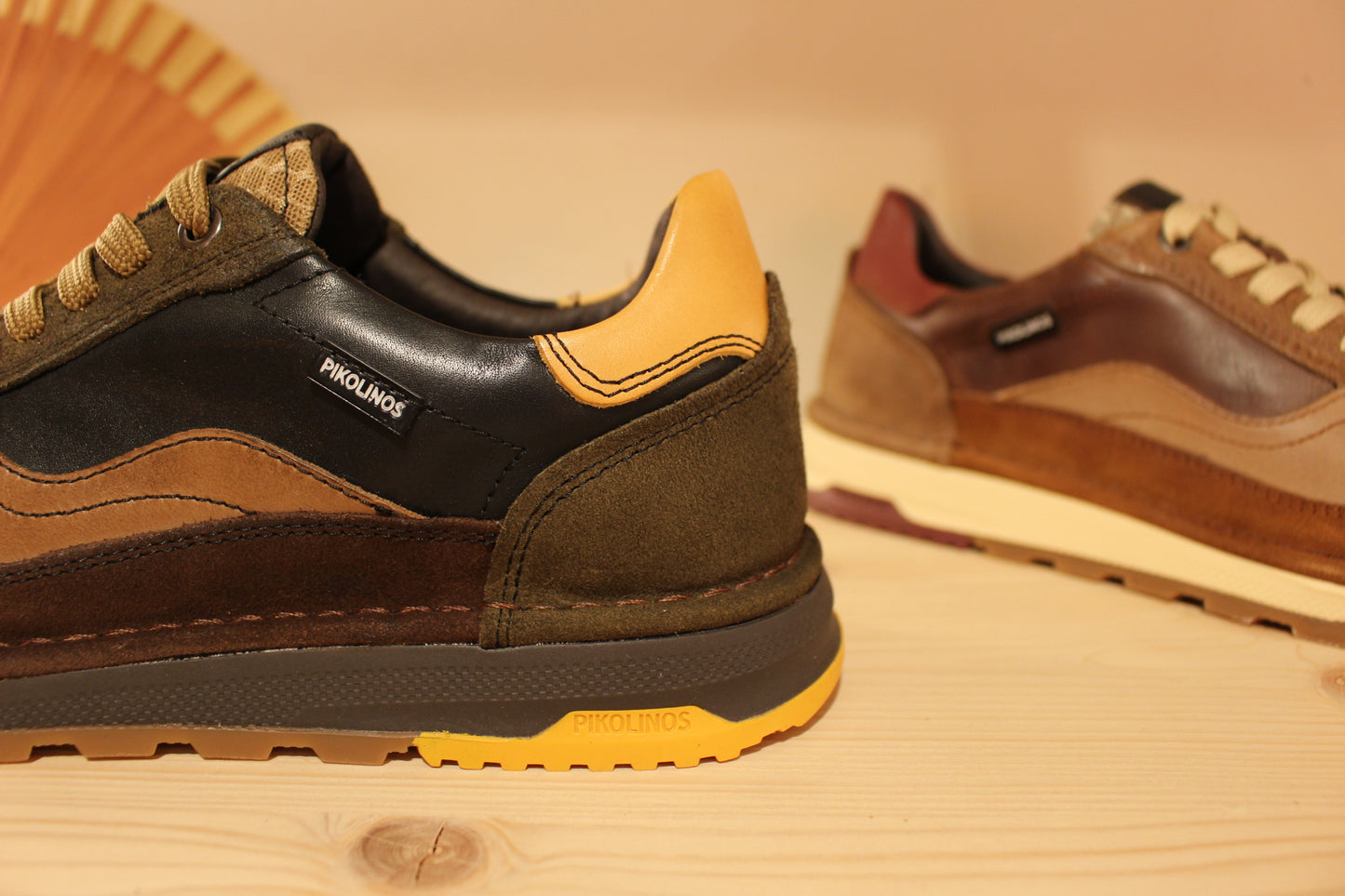 Basket homme Pikolinos en cuir de couleur marron ou de couleur noir. Cuir imprimé sur le devant.