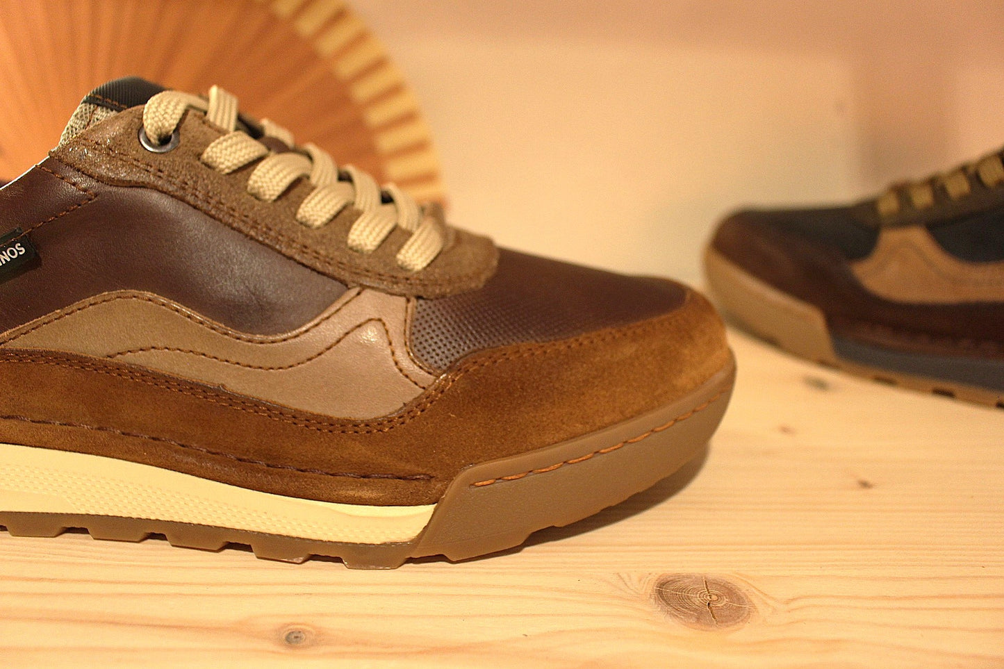 Basket homme Pikolinos en cuir de couleur marron ou de couleur noir. Cuir imprimé sur le devant.