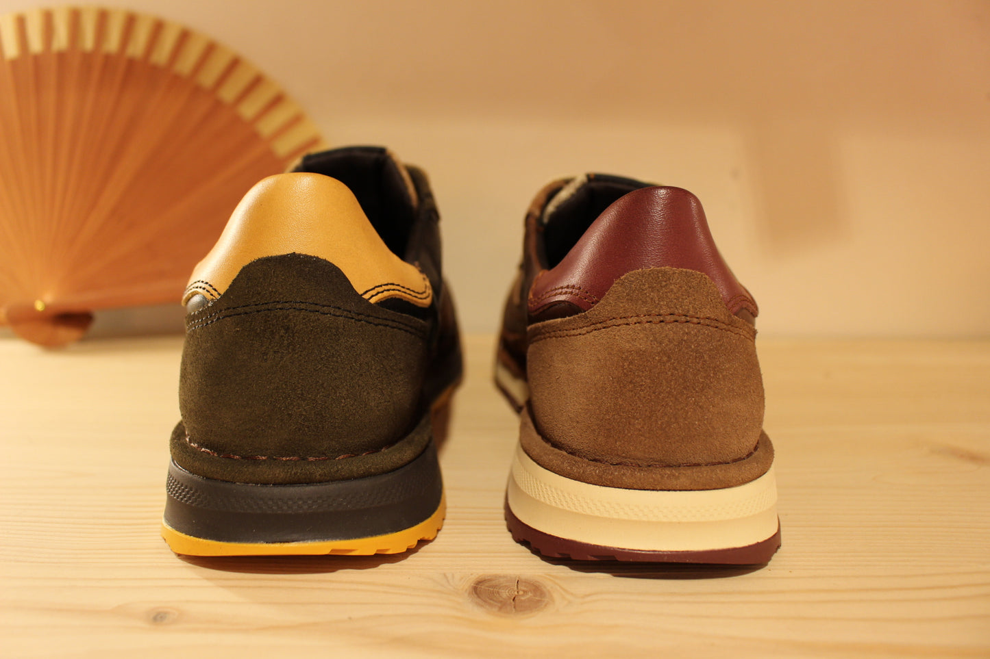 Basket homme Pikolinos en cuir de couleur marron ou de couleur noir. Cuir imprimé sur le devant.
