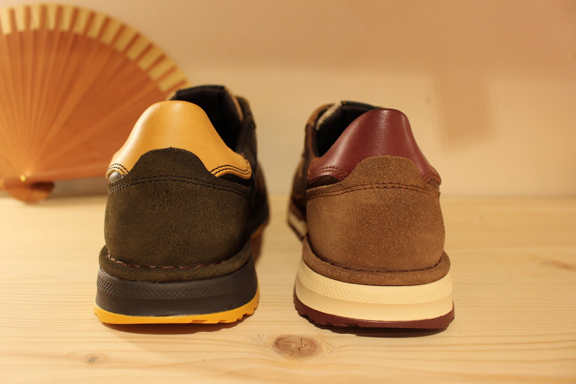 Basket homme Pikolinos en cuir de couleur marron ou de couleur noir. Cuir imprimé sur le devant.