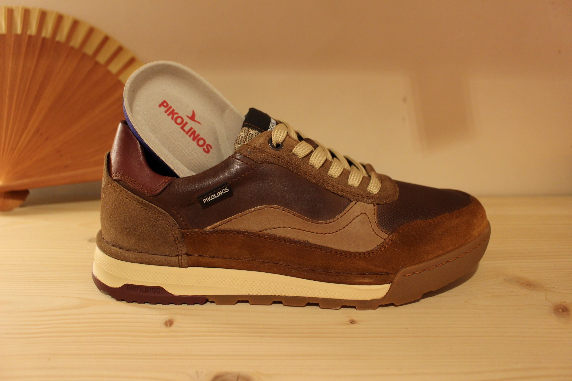 Basket homme Pikolinos en cuir de couleur marron ou de couleur noir. Cuir imprimé sur le devant.